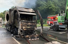 Feuerwehr Wetter (Ruhr): FW-EN: Brennender Müllwagen beschäftigt Feuerwehr
