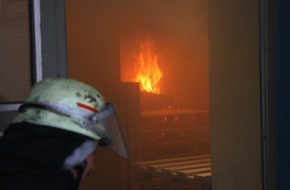 Feuerwehr Essen: FW-E: Feuer in Werkstattgebäude Heimstadt Engelbert