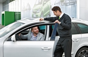 Skoda Auto Deutschland GmbH: SKODA Serviceaktion: Zum Rundum-Check für die Urlaubsfahrt gibt's Warnweste gratis (FOTO)