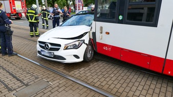 FW-DO: Verkehrsunfall zwischen Straßenbahn und PKW auf dem Wambeler Hellweg - eine Person schwer verletzt