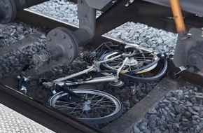 Bundespolizeiinspektion Kassel: BPOL-KS: Fahrrad in Gleise gelegt - Bundespolizei sucht Zeugen