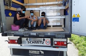 Bundespolizeidirektion München: Bundespolizeidirektion München: Jugendliche Migranten im LKW machen durch Klopfen auf sich aufmerksam