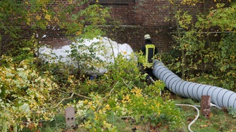 FW-DO: Unklare Rauchentwicklung aus einsturzgefährdeter Lagerhalle: Feuerwehr setzt Spezialtechnik und Drohne ein