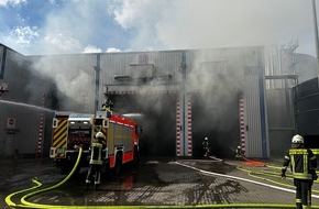 Feuerwehr Mülheim an der Ruhr: FW-MH: 60 Tonnen Hausmüll brannten in einer Lagerhalle