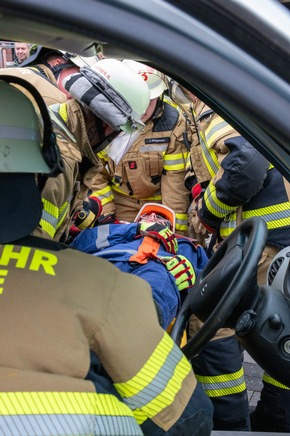 FW Voerde: Schwerer Verkehrsunfall auf dem Rathausplatz in Voerde