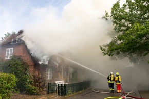 FW-RD: Reetdachhaus brennt in Damendorf bis auf die Grundmauern nieder, 130 Feuerwehrkameraden im Einsatz, dabei wurde ein Feuerwehrkamerad verletzt.