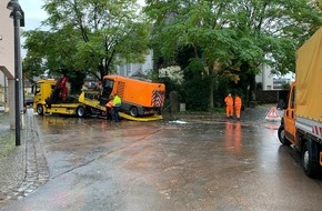 Feuerwehr Ratingen: FW Ratingen: Defekt an Kehrmaschine verursacht größere Ölspur in der Fußgängerzone