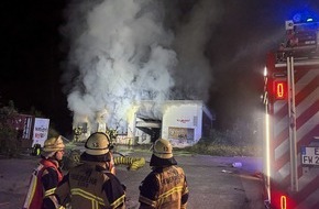 Feuerwehr Essen: FW-E: Zweiter großer Brand innerhalb weniger Stunden - Müll in Lagerhalle in Flammen