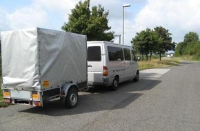 Polizei Düsseldorf: POL-D: ***Bericht aus dem Bereich der Autobahnpolizei*** - Ohne Führerschein, zu schnell und überladen - Autobahnpolizei zieht Kleinbus aus dem Verkehr