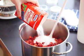 Endlich wieder Einmachzeit! / Schritt für Schritt mit Dr. Oetker Gelierzucker für Erdbeer Konfitüre (FOTO)