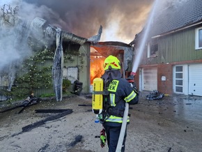 FW-RD: Feuer in Lagerhalle löst Großeinsatz aus - 150 Feuerwehrkräfte im Einsatz