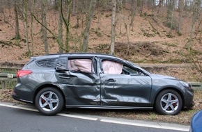 Polizei Rheinisch-Bergischer Kreis: POL-RBK: Wermelskirchen - Pkw nach Zusammenstoß mit Bagger erheblich beschädigt - Fahrer leicht verletzt