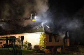 Kreisfeuerwehrverband Plön: FW-PLÖ: Feuer zerstört ein Einfamilienhaus in Nettelau, Kreis Plön.