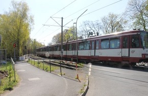 Kreispolizeibehörde Rhein-Kreis Neuss: POL-NE: Leichtsinn am Bahnübergang - Fahrradfahrer kommt mit dem Schrecken davon