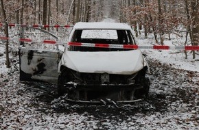 Polizeipräsidium Ulm: POL-UL: (GP) Schlierbach - Ausgebranntes Auto / In der Nacht von Samstag auf Sonntag brannte ein Auto bei Schlierbach.