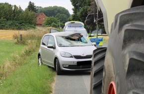 Polizei Minden-Lübbecke: POL-MI: Mähdrescher kollidiert beim Rückwärtsfahren mit wartendem Pkw
