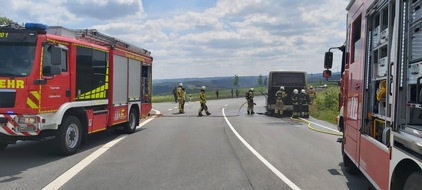 Feuerwehr Iserlohn: FW-MK: Frisch gebackene Truppführer löschen brennenden Reisebus in Lüdenscheid