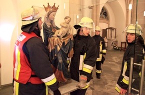 Feuerwehr Essen: FW-E: Feuer in Kirchturm von St. Hubertus in Essen-Bergerhausen, Ursache vermutlich Blitzschlag