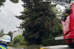 Feuerwehr Offenburg: FW-OG: Unwetter über Offenburg - Straßen und Keller überflutet, Bäume entwurzelt und abgeknickt.