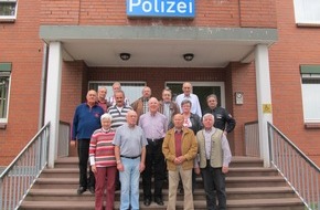 Polizeiinspektion Hameln-Pyrmont/Holzminden: POL-HOL: "Evangelischer Männerkreis besucht das Polizeikommissariat: Polizei zum Anfassen und Erleben