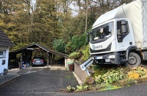 Kreispolizeibehörde Oberbergischer Kreis: POL-GM: 201119-1036:  LKW durch Leitplanke gestoppt