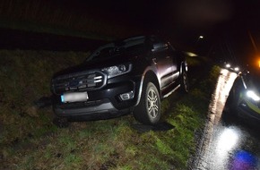 Kreispolizeibehörde Herford: POL-HF: Autofahrt endet im Straßengraben- Insassen flüchten vor der Polizei