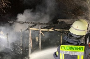 Freiwillige Feuerwehr Bad Salzuflen: FF Bad Salzuflen: Holzschuppen brennt in Lockhausen vollständig aus / Feuerwehr Bad Salzuflen ist mit 25 Einsatzkräften über mehrere Stunden im Einsatz