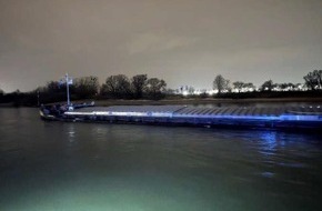 Polizei Duisburg: POL-DU: Götterswickerham: Schiff fährt sich im Rhein fest
