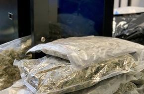 Zollfahndungsamt Essen: ZOLL-E: Drogen per Paket 
- Zollfahndung Essen stellt fast 9 kg Marihuana sicher 
- 36.000 Euro und 1 getarnter Elektroschocker beschlagnahmt
- 3 Personen vorläufig festgenommen