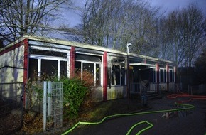 Feuerwehr Mülheim an der Ruhr: FW-MH: Feuer in einer Grundschule zerstört Klassenräume.