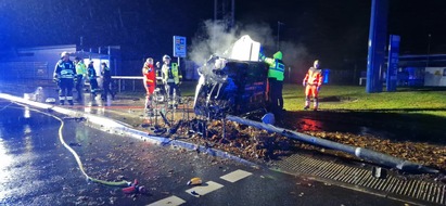 Polizeiinspektion Oldenburg-Stadt / Ammerland: POL-OL: Verkehrsunfall mit eingeklemmter Person in Metjendorf