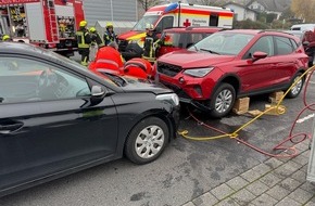 Feuerwehren VG Westerburg: FW VG Westerburg: Verkehrsunfall auf Supermarktparkplatz - Frau wird unter PKW eingeklemmt