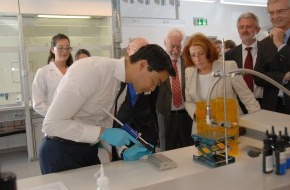 DELO Industrie Klebstoffe: Bundeswirtschaftsminister Rösler weiht neues DELO-Labor ein (BILD)