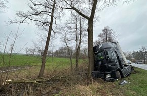 Polizeiinspektion Cuxhaven: POL-CUX: LKW verunfallt auf der Bundesstraße 73 im Bereich Hemmoor - hoher Sachschaden - Vollsperrung für die Bergung (Lichtbild in der Anlage)