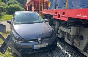 Kreispolizeibeh&ouml;rde Soest: POL-SO: Auto kollidiert mit Zug - Fahrer hat Gl&uuml;ck