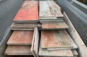 Kreispolizeibehörde Euskirchen: POL-EU: Ohne gültige Fahrerlaubnis: Holzplatte vom Anhänger verloren