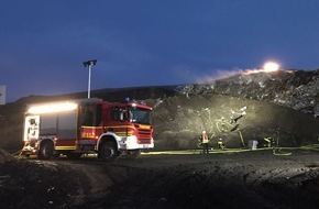 Feuerwehr Gelsenkirchen: FW-GE: Nächtlicher Feuerwehrinsatz auf der Zentraldeponie im Gelsenkirchener Emscherbruch zieht sich bis in den Sonntagvormittag. / Feuerschein war über die Stadtgrenzen Gelsenkirchens zu sehen.