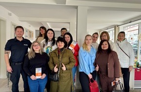 Polizeiinspektion Hildesheim: POL-HI: Austausch mit ukrainischen Gefl&uuml;chteten: Polizei Alfeld st&auml;rkt Vertrauen vor Ort