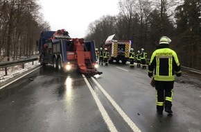 Feuerwehr Altenbeken: FW-PB: Schwerer Verkehrsunfall auf der Bundesstraße 64: Sattelauflieger kommt von der Fahrbahn ab und schleudert von der Straße.