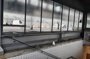 Bundespolizeidirektion München: Bundespolizeidirektion München: Elf Scheiben eingetreten und dabei Ausweis verloren/ Bundespolizei überführt Täter im Schlaf