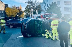 Polizei Duisburg: POL-DU: Wanheimerort: Unfall im Kreuzungsbereich - Auto kippt auf die Seite