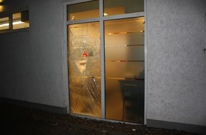 Kreispolizeibehörde Höxter: POL-HX: Fensterscheibe eingeworfen - hoher Sachschaden