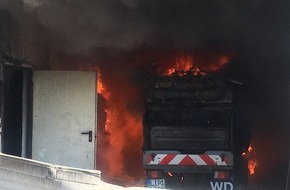 Freiwillige Feuerwehr Lage: FW Lage: Brand einer Kehrmaschine in der Fahrzeughalle des Bauhofes