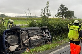 Feuerwehr Ense: FW Ense: Familie nach Verkehrsunfall in PKW eingeschlossen / Feuerwehr übernimmt technische Rettung