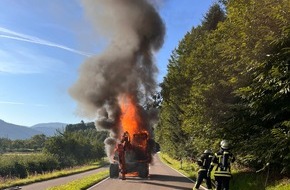 Feuerwehr Achern: FW Achern: Bagger in Vollbrand zwischen Mösbach und Waldulm
