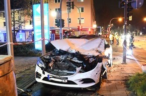 Polizei Bochum: POL-BO: Bochum / Auf dem Weg zum Kellerbrand: Feuerwehrwagen übersehen - Vier Leichtverletzte / Hoher Sachschaden!