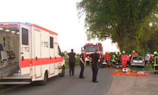 Polizeiinspektion Rotenburg: POL-ROW: ++ Zwei junge Frauen bei Verkehrsunfall schwer verletzt ++ Gefährliche Alkoholfahrt - Zeuge verhindert Schlimmeres ++ Vorfahrt missachtet - Biker kracht gegen Auto ++ Unfall im Vahlder Weg ++