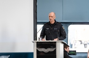 Bundespolizeidirektion 11: BPOLD 11: Meilenstein im Cockpit des Polizeihubschraubers: Lizenzen an den 44. Ausbildungslehrgang übergeben