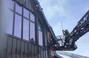 Feuerwehr Oberhausen: FW-OB: Dachstuhlbrand in voller Ausdehnung - Einsatzkräfte weiterhin mit Nachlöscharbeiten beschäftigt