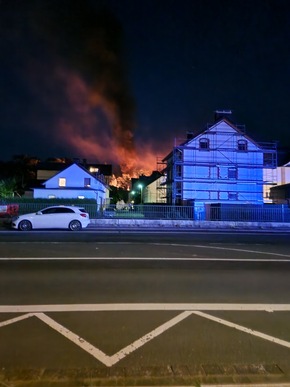 FW-PL: Anfahrt auf Sicht. Feuerwehr verhindert Brandausbreitung auf Stadtvilla.